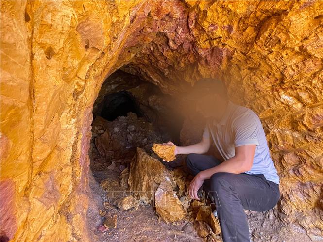 Những quặng vàng được khai thác sâu trong lòng đất, trong những cánh rừng phòng hộ tại huyện Mường Tè, tỉnh Lai Châu. Ảnh: Nhóm PV TTXVN tại Lai Châu