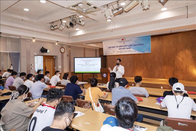 Pham Minh Duc, head of the EPS Office, spoke of new relevant policies and laws and cleared up the participants’ concern regarding contracts, salaries, insurance and contract termination procedures. VNA Photo: Anh Nguyên