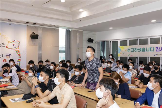A Vietnamese labourer within the EPS programme raises questions at the meeting. VNA Photo: Anh Nguyên