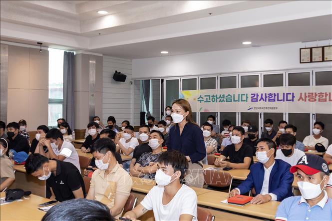 A Vietnamese labourer within the EPS programme raises questions at the meeting. VNA Photo: Anh Nguyên