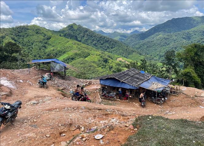 Rừng phòng hộ bị đào xới tan hoang tại bãi vàng Nậm Khá, Nậm Khá, xã Mù Cả, huyện Mường Tè. Ảnh: Nhóm PV TTXVN tại Lai Châu