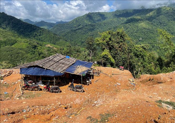 Nhiều khu vực rộng lớn trong rừng phòng hộ đầu nguồn tan hoang do khai tác vàng trái phép tại huyện Mường Tè. Ảnh: Nhóm PV TTXVN tại Lai Châu