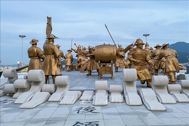 Trong ảnh: Tái hiện Chiến thắng vĩ đại Hansan tại trung tâm thành phố Tongyeong. Ảnh: Anh Nguyên - PV TTXVN tại Hàn Quốc