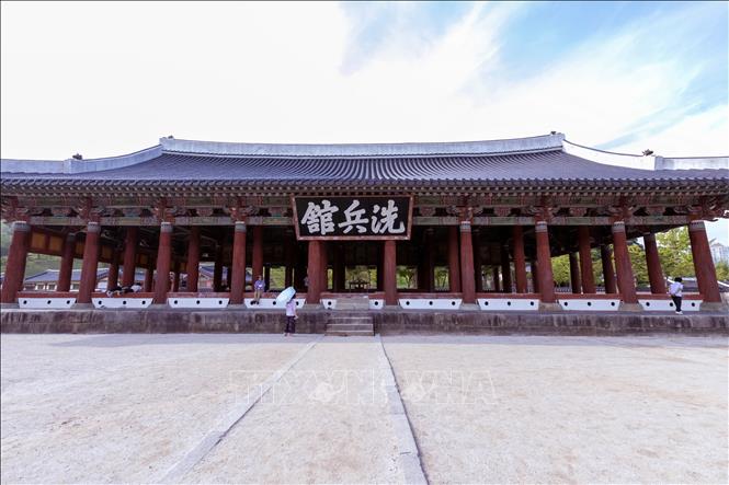 Trong ảnh: Tòa nhà chính Sebyeonggwan (Tẩy binh quan), biểu trưng cho sức mạnh ý chí của thủy quân Hàn Quốc triều đại Joseon ở trung tâm thành phố Tongyeong. Ảnh: Anh Nguyên - PV TTXVN tại Hàn Quốc
