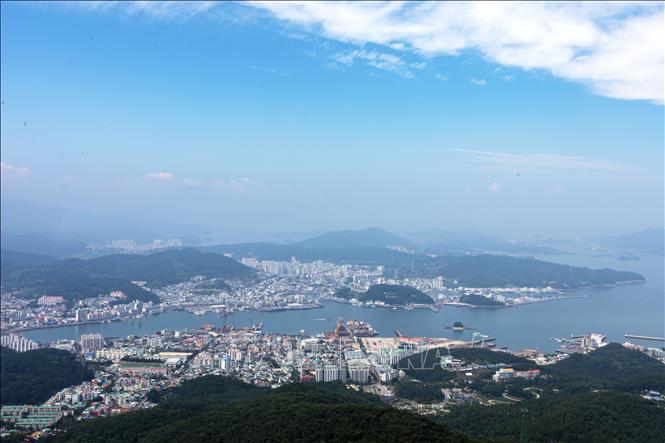 Trong ảnh: Thành phố Tongyeong nhìn từ đỉnh núi Mireuk. Ảnh: Anh Nguyên - PV TTXVN tại Hàn Quốc
