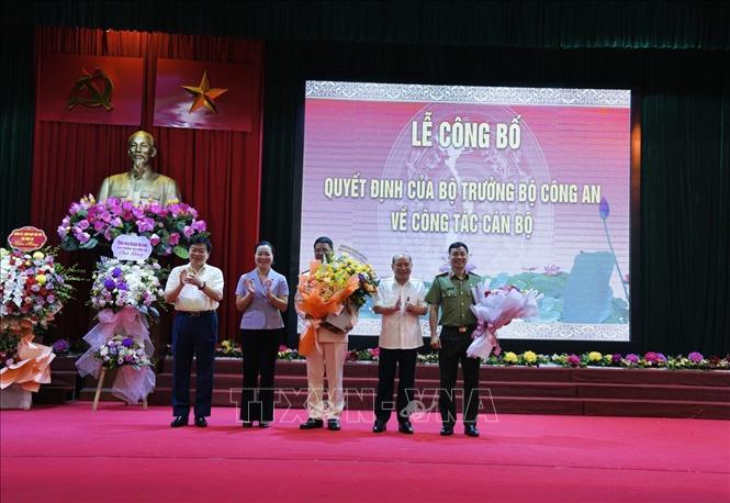 Trong ảnh: Đại tá Đỗ Thanh Bình, Phó Cục trưởng Cục Cảnh sát giao thông, Bộ Công an (đứng giữa) đến nhận công tác và giữ chức vụ Giám đốc Công an tỉnh Hòa Bình. Ảnh: Vũ Hà- TTXVN