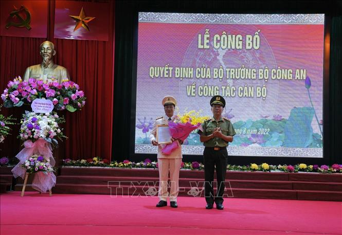 Trong ảnh: Thượng tướng Trần Quốc Tỏ, Thứ trưởng Bộ Công an tặng hoa và trao Quyết định của Bộ Trưởng Bộ Công an cho tân Giám đốc Công an tỉnh Hòa Bình, Đại tá Đỗ Thanh Bình. Ảnh: Vũ Hà- TTXVN 
