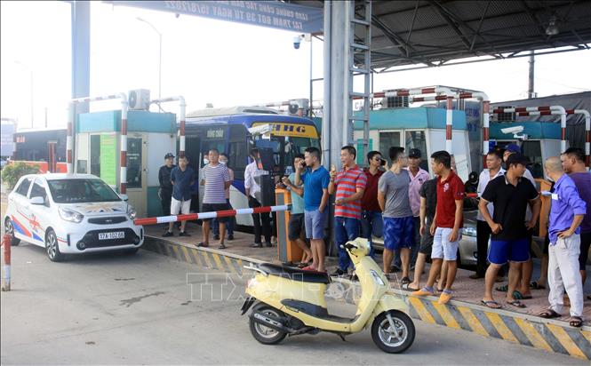 Trong ảnh: Ngày 15/8/2022 rất đông người dân có mặt tại trạm thu phí BOT trên tuyến đường cũ vào thị trấn Thanh Nê (huyện Kiến Xương) khiến tất cả các phương tiện tắc nghẽn theo cả 2 hướng vào và ra thị trấn. Ảnh: Thế Duyệt- TTXVN  