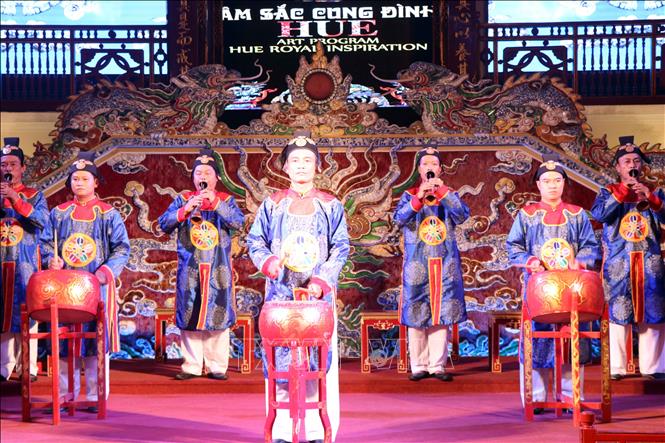 Trong ảnh: Biểu diễn Nhã nhạc Cung đình tại Nhà hát Duyệt Thị Đường, Đại Nội Huế. Ảnh: Đỗ Trưởng - TTXVN