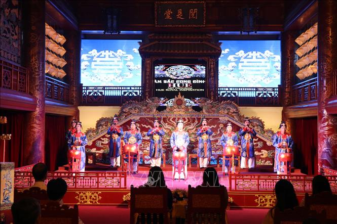 Trong ảnh: Biểu diễn Nhã nhạc Cung đình tại Nhà hát Duyệt Thị Đường, Đại Nội Huế. Ảnh: Đỗ Trưởng - TTXVN