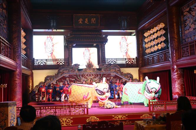 Trong ảnh: Biểu diễn Nhã nhạc Cung đình tại Nhà hát Duyệt Thị Đường, Đại Nội Huế. Ảnh: Đỗ Trưởng - TTXVN