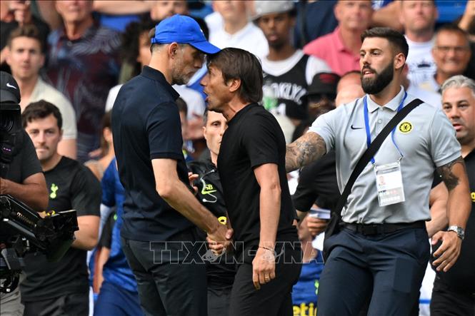 Trong ảnh: Pha va chạm giữa huấn luyện viên Thomas Tuchel (trái) của Chelsea và người đồng nghiệp Antonio Conte (giữa) của Tottenham Hotspur, trong trận đấu giải ngoại hạng Anh ở London, ngày 14/8/2022. Ảnh: AFP/TTXVN  