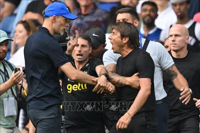 Trong ảnh: Pha va chạm giữa huấn luyện viên Thomas Tuchel (trái, phía trước) của Chelsea và người đồng nghiệp Antonio Conte (phải, phía trước) của Tottenham Hotspur, trong trận đấu giải ngoại hạng Anh ở London, ngày 14/8/2022. Ảnh: AFP/TTXVN