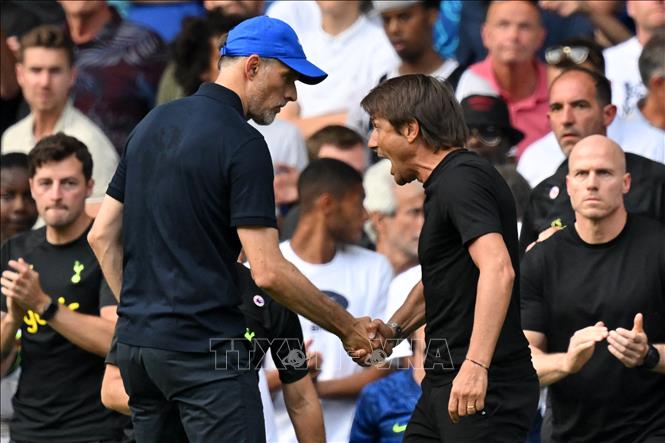 Trong ảnh: Pha va chạm giữa huấn luyện viên Thomas Tuchel (trái, phía trước) của Chelsea và người đồng nghiệp Antonio Conte (phải, phía trước) của Tottenham Hotspur, trong trận đấu giải ngoại hạng Anh ở London, ngày 14/8/2022. Ảnh: AFP/TTXVN