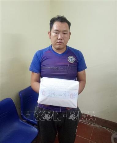 Trong ảnh: Đối tượng Sồng A Khu cùng tang vật. Ảnh: TTXVN phát