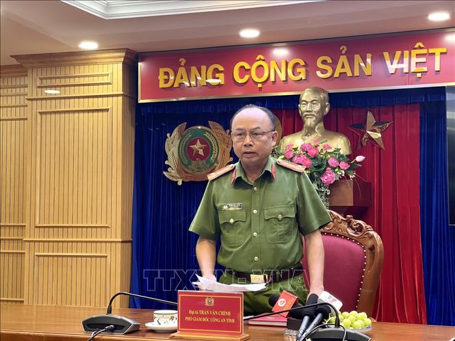 Trong ảnh: Đại tá Trần Văn Chính, Phó Giám đốc Công an tỉnh Bình Dương cung cấp thông tin cho Thông tấn xã Việt Nam tại cơ quan công an. Ảnh: Huyền Trang TTXVN 