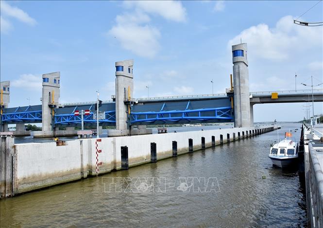 Trong ảnh: Âu thuyền cống Cái Lớn, phương tiện sẽ lưu thông qua đây khi đóng van để ngăn mặn. Ảnh: Hồng Đạt - TTXVN

