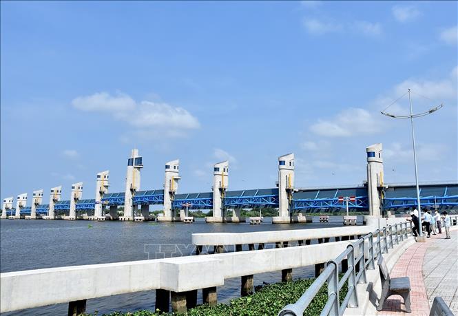 Trong ảnh: Dự án thủy lợi lớn nhất Việt Nam, cống Cái Lớn - Cái Bé giai đoạn 1 được điều chỉnh nên tỉnh Kiên Giang giảm quy mô dự án xây dựng 18 cống trên tuyến đê biển, ven biển. Ảnh: Hồng Đạt - TTXVN
