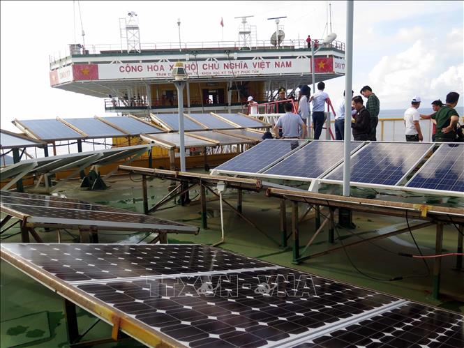 Solar energy systems on the DK1 platform. VNA Photo: Quân Trang