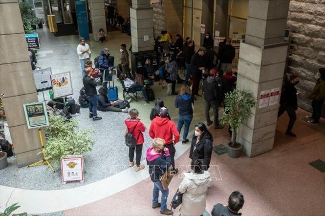 Trong ảnh: Người dân xếp hàng chờ được cấp hộ chiếu tại văn phòng ở Vancouver, Canada ngày 20/4/2022. Ảnh: CBC/TTXVN