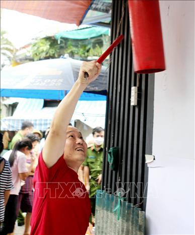 Trong ảnh: Khi có hộ dân nhấn chuông báo cháy, người dân xung quanh sẽ nhanh chóng gõ kẻng để báo động cho cả khu phố.
Ảnh: Thành Chung - TTXVN