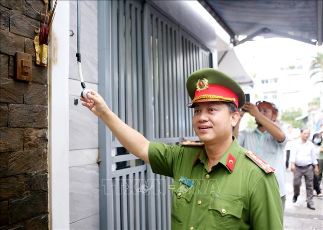 Trong ảnh: Đại tá Huỳnh Quang Tâm - Trưởng Phòng Cảnh sát Phòng cháy chữa cháy và Cứu nạn cứu hộ, PC07 Công an Thành phố Hồ Chí Minh thử hệ thống chuông báo cháy mới được lắp đặt.
Ảnh: Thành Chung - TTXVN