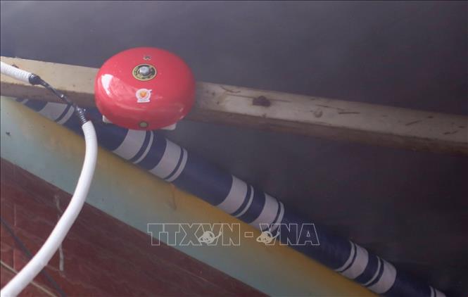 Trong ảnh: Mỗi hộ gia đình trong Tổ liên gia được lắp đặt một chuông báo cháy tại tầng 1 và hai nút báo cháy. Ảnh: Thành Chung - TTXVN
