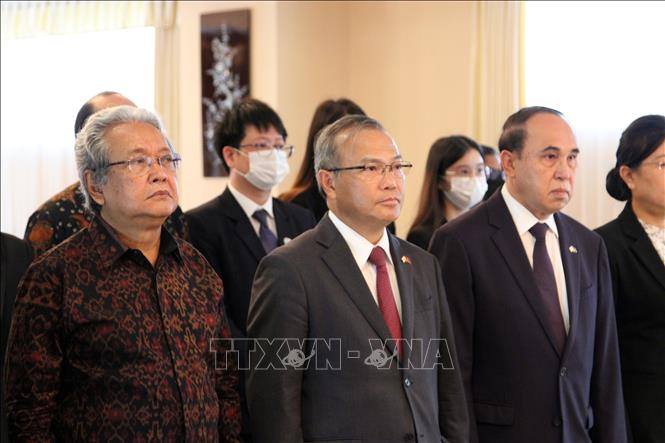 Vietnamese Ambassador Vu Hong Nam (middle) at the ceremony. VNA Photo: Đào Thanh Tùng