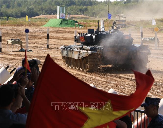 Trong ảnh: Kíp xe tăng số 2 thi đấu trong sự cổ vũ nhiệt tình của khán giả Việt Nam. Ảnh: Trần Hiếu - PV TTXVN tại Nga