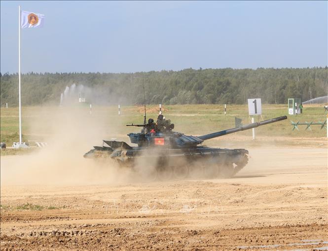 Trong ảnh: Kíp xe số 2 Đội tuyển xe tăng QĐND Việt Nam gồm Thiếu tá Vũ Bá Trọng, trưởng xe; Thượng úy QNCN Lê Quang Hiệp, pháo thủ; và Trung úy QNCN Đào Bá Tư, lái xe. Ảnh: Duy Trinh - PV TTXVN tại Nga