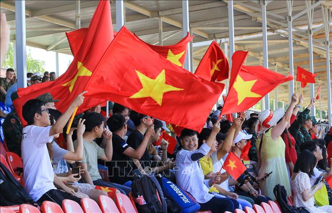 Trong ảnh: Cộng đồng người Việt Nam tại Nga đến thao trường Alabino cổ vũ cho Đội tuyển xe tăng Việt Nam thi đấu đạt kết quả tốt nhất. Ảnh: Trần Hiếu - PV TTXVN tại Nga