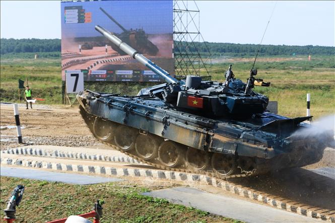 Crew No. 2 controls a blue T-72B3 tank to overcome obstacles on the tank race track at the Army Games 2022. VNA Photo: Trần Hiếu
