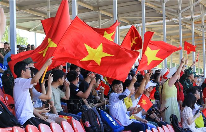 Vietnamese community in Russia at the Alabino training ground to cheer for the Vietnamese tank team. VNA Photo: Trần Hiếu
