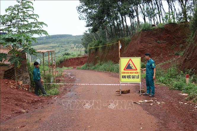Trong ảnh: Chính quyền xã Thống Nhất cử lực lượng đến hiện trường vụ sạt lở đất trực cảnh báo và hướng dẫn người dân không vào khu vực sạt lở để đảm bảo an toàn. Ảnh: Sỹ Tuyên – TTXVN