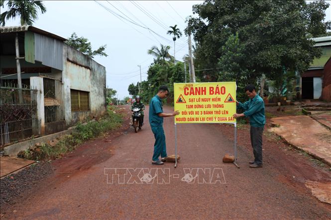 Trong ảnh: Chính quyền xã Thống Nhất cử lực lượng đến hiện trường vụ sạt lở đất trực cảnh báo và hướng dẫn người dân không vào khu vực sạt lở để đảm bảo an toàn. Ảnh: Sỹ Tuyên – TTXVN