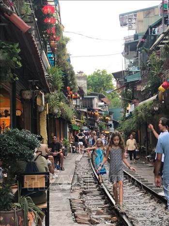 The railway cafe street attracts tourists. VNA Photo: Tuyết Mai