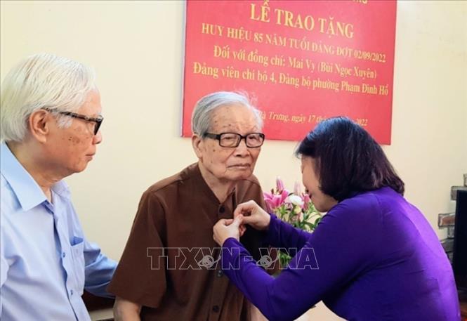 Uỷ viên Trung ương Đảng, Phó Bí thư Thường trực Thành ủy Hà Nội Nguyễn Thị Tuyến trao tặng huy hiệu 85 năm tuổi Đảng cho đồng chí Mai Vy. Ảnh: TTXVN phát