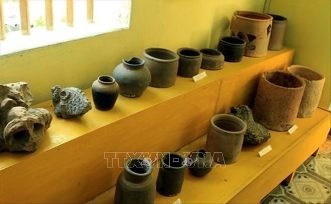 Những hiện vật cổ khai quật được từ dưới lòng đất Thành nhà Hồ. Ảnh: Tiến Dũng - TTXVN