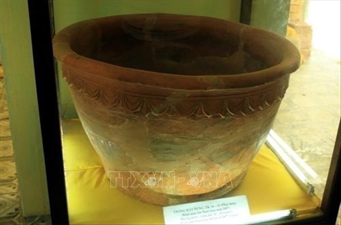 Thống đất nung thế kỷ 14 -15 khai quật được từ dưới lòng đất Thành Nhà Hồ. Ảnh: Tiến Dũng - TTXVN