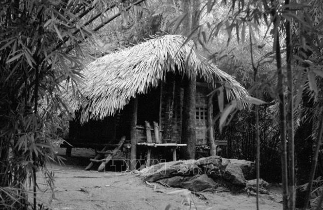 Lán Nà Nưa (Tuyên Quang) - nơi Bác Hồ làm việc trong những ngày ở chiến khu Việt Bắc. Những văn kiện, chỉ thị, các chủ trương kế hoạch đều được Bác khởi thảo từ căn lán này. Tại đây, Bác Hồ đã triệu tập hội nghị cán bộ ngày 4/6/1945, quyết định thống nhất chiến khu thành Khu giải phóng Việt Bắc, đặt dưới sự lãnh đạo của Ủy ban chỉ huy lâm thời và thống nhất các lực lượng vũ trang thành Quân giải phóng. Ảnh: TTXVN