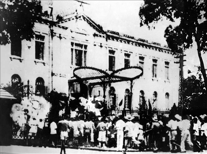 Ngày 19/8/1945, sau cuộc mít tinh tại Quảng trường Nhà hát Lớn, tự vệ và quần chúng nhân dân Thủ đô đã đánh chiếm Phủ Khâm Sai (Bắc Bộ phủ), cơ quan đầu não của chính quyền tay sai Pháp ở Bắc Bộ. Ảnh: Tư liệu TTXVN

