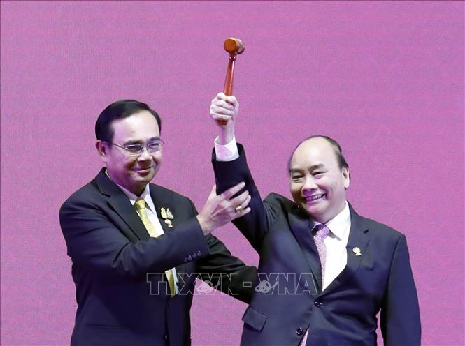 Thủ tướng Nguyễn Xuân Phúc nhận búa Chủ tịch từ Thủ tướng Thái Lan Prayuth Chan-o-cha tại Lễ bế mạc Hội nghị Cấp cao ASEAN lần thứ 35 và tiếp nhận vai trò Chủ tịch ASEAN của Việt Nam năm 2020 (4/11/2019). Ảnh: Thống Nhất – TTXVN