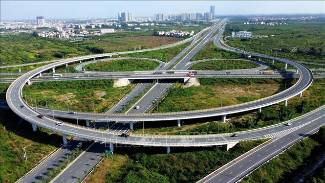 Nút giao thông giữa đường Vành đai 3 với cao tốc Hà Nội - Hải Phòng, được đưa vào sử dụng từ tháng 1/2021. Ảnh: Huy Hùng - TTXVN