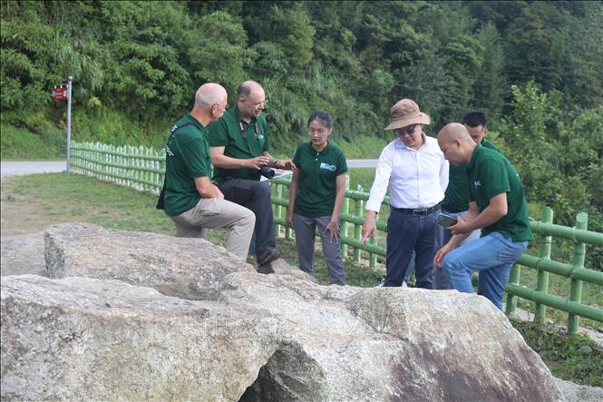 UNESCO experts make a field study at the Phja Oac granit site in Nguyen Binh district. VNA Photo: Chu Hiệu