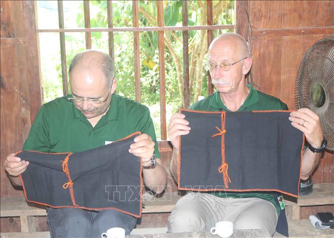 UNESCO experts make a field study at an embroidery workshop of the Dao Tien ethnic minority group in Nguyen Binh district. VNA Photo: Chu Hiệu