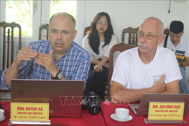Artur Sá, UNESCO senior expert and Chairman of the European Global Geopark Network, speaks at the meeting with the local authorities. VNA Photo: Chu Hiệu