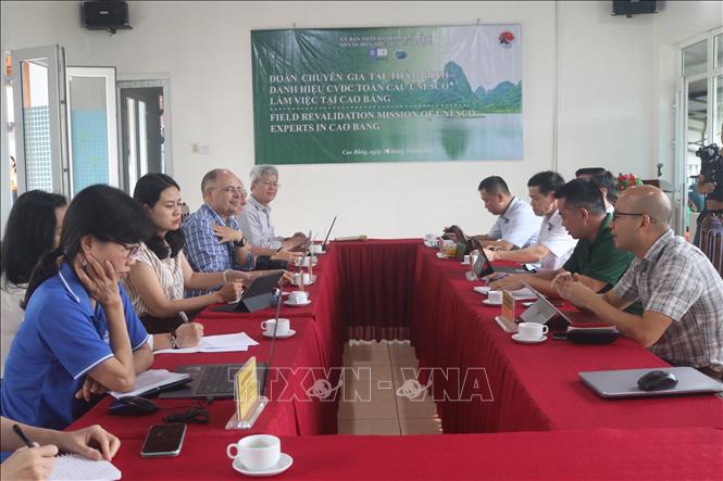 The meeting of UNESCO experts and local authorities. VNA Photo: Chu Hiệu