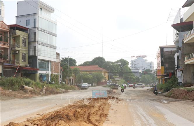 Trong ảnh: Điểm đầu đường Bắc Sơn kéo dài tại nút giao với đường Lương Ngọc Quyến dù đã hoàn thành giải phóng mặt bằng nhưng thi công rất chậm, ảnh hưởng đến giao thông và mỹ quan đô thị. Ảnh: Hoàng Nguyên - TTXVN