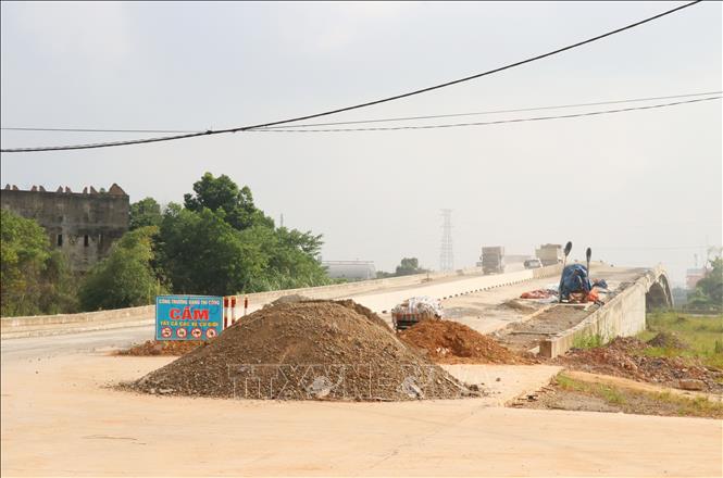 Trong ảnh: Công trường thi công cầu vượt đường cao tốc Thái Nguyên - Hà Nội trên đường Bắc Sơn kéo dài hiện nay. Ảnh: Hoàng Nguyên - TTXVN