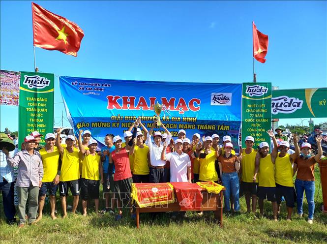Trong ảnh: Thuyền bơi đội Bắc Ngũ (Gia Ninh) bảo vệ thành công ngôi vị số 1 trong ba lần liên tiếp. Ảnh: Đức Thọ - TTXVN